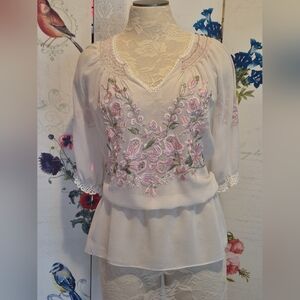 Chic Embroidered Blouse with Floral Accents